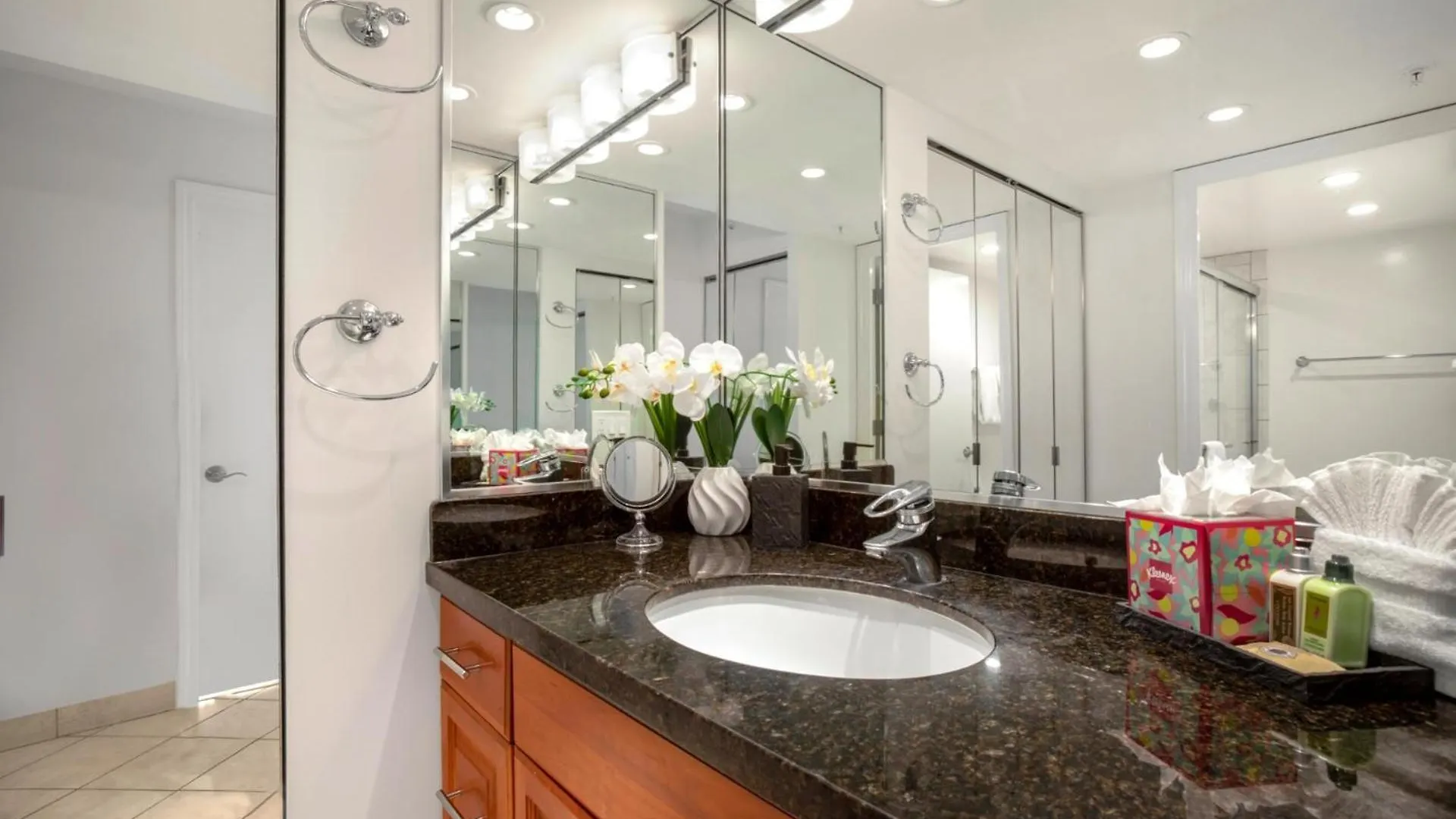 Kbm Resorts Free Car Mahana Oceanfront 1-Bedroom Penthouse With Gorgeous Sunsets Mah-1006 USA